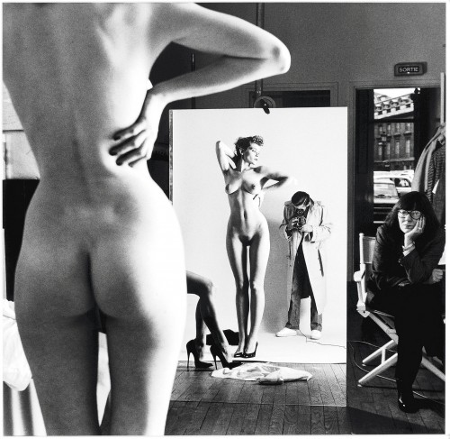 Photo Helmut Newton – Self-portrait with wife June and models (1981)