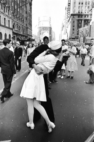 Alfred Eisenstaedt, “VJ Day in Times Square,” 1945.